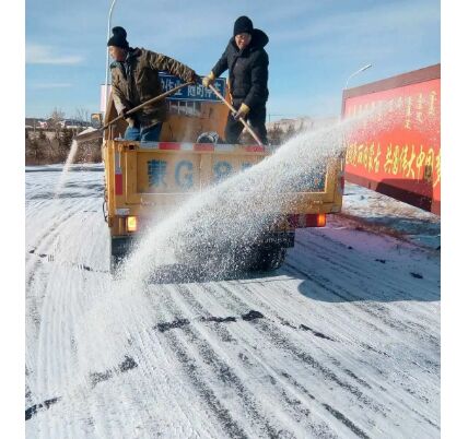 融雪劑是一種可以將路面上的積雪融化的化學(xué)劑